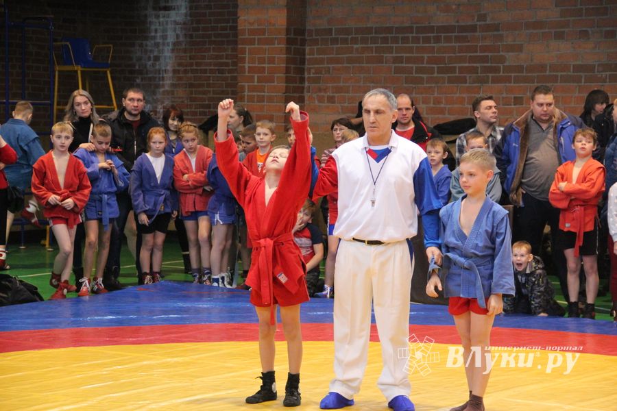 В Великих Луках проходит турнир самбистов (ФОТО)