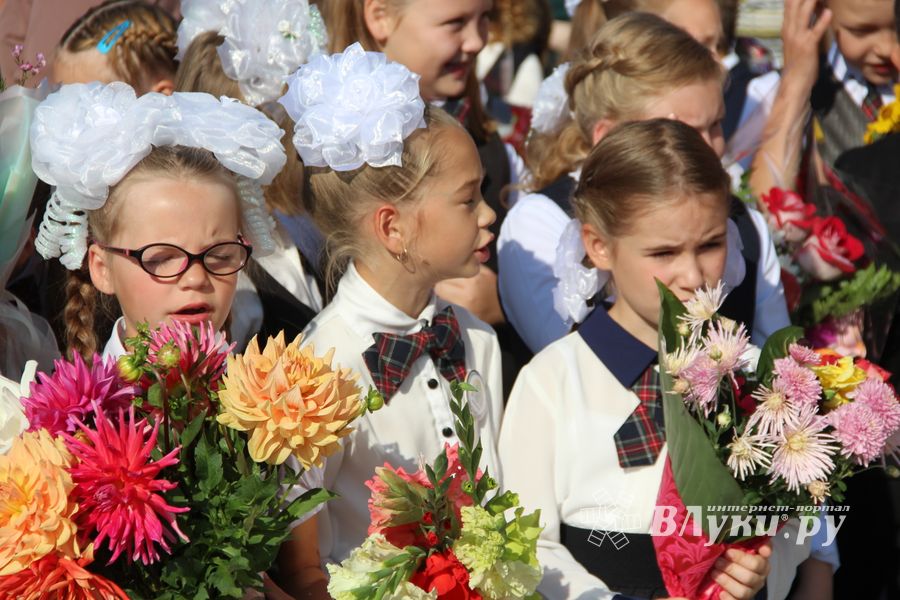 В Великих Луках торжественно встретили День знаний (ФОТО)