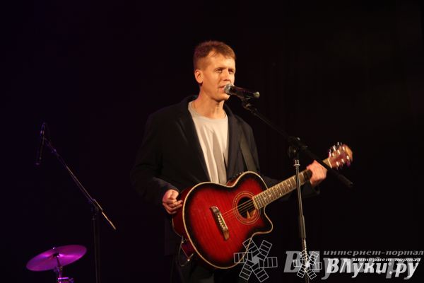 В Великих Луках прошел фестиваль живой музыки «Ставим на аватарках небо» (фото)