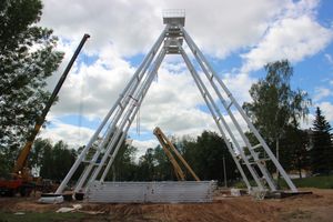 Ноги будущего колеса обозрения обрастают лучами (ФОТО)