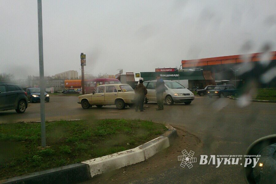Ну не умеют в Великих Луках ездить по кольцу