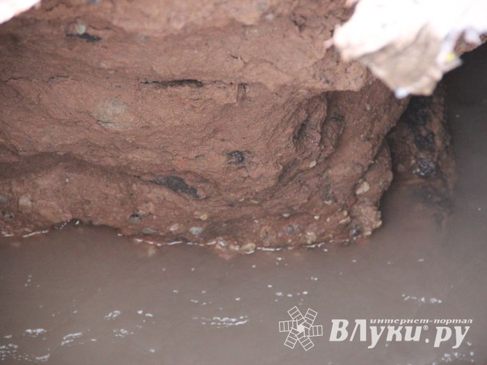 Фотофакт: провал асфальта на Гоголя в Великих Луках