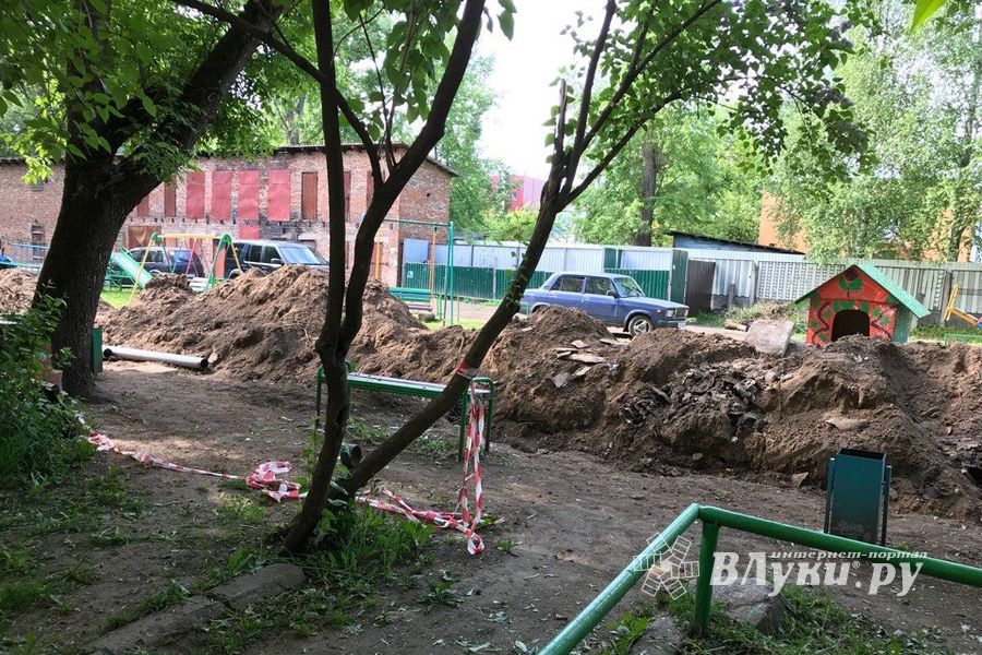 ​В Великих Луках, на территории детского сада №12, ведется замена отопительной системы (ФОТО)