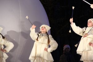 В Великих Луках зажглась главная новогодняя елка (фото) 