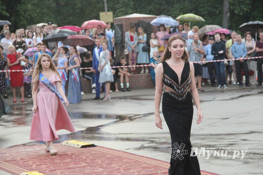 Великолукской «Бригантине» пришлось поплавать под дождём (ФОТО)