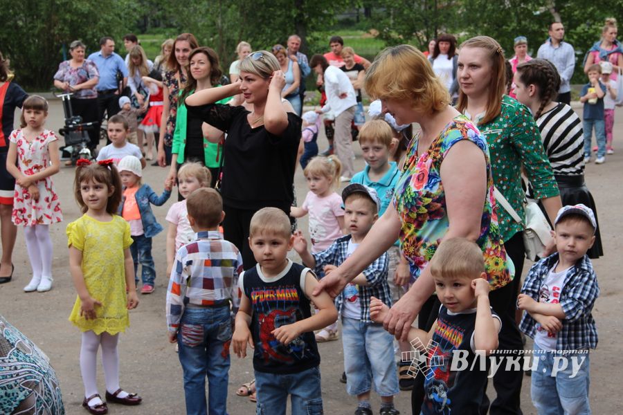 В Великих Луках чествовали близнецов (ФОТО)