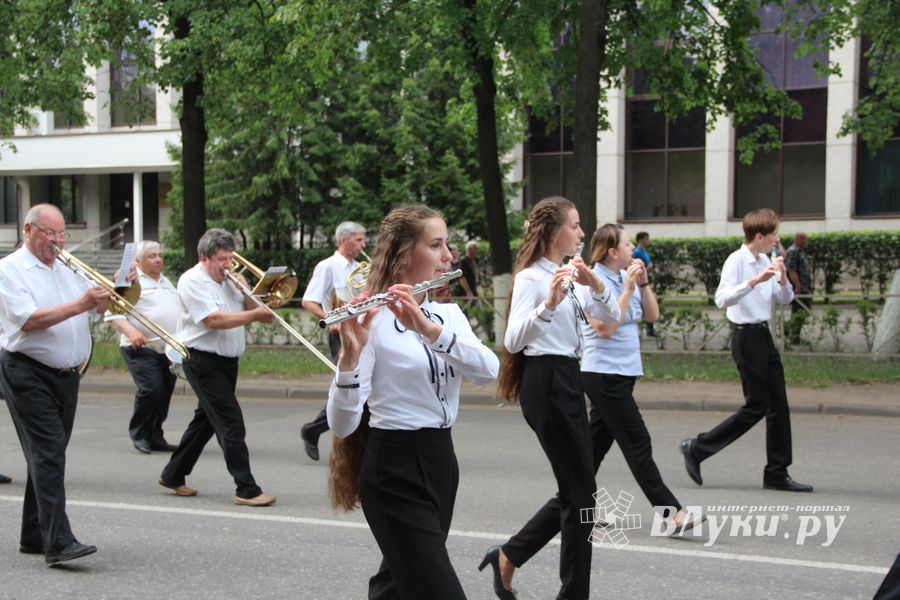 Великолукской «Бригантине» пришлось поплавать под дождём (ФОТО)