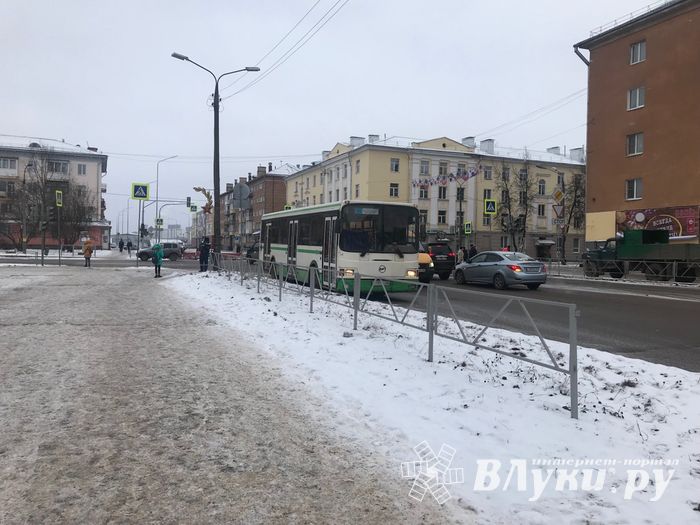 Неработающий светофор — виновник ДТП и хаоса на перекрёстке (ФОТО)