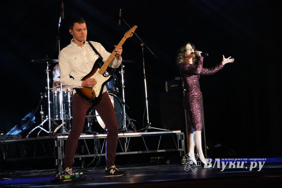 В Великих Луках состоялся концерт Юлии Савичевой (фото)