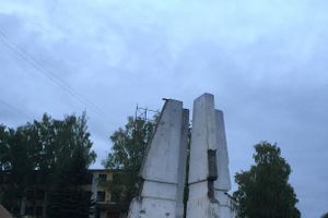 ​В Великих Луках реконструируют памятник в честь 800-летия города (фото)