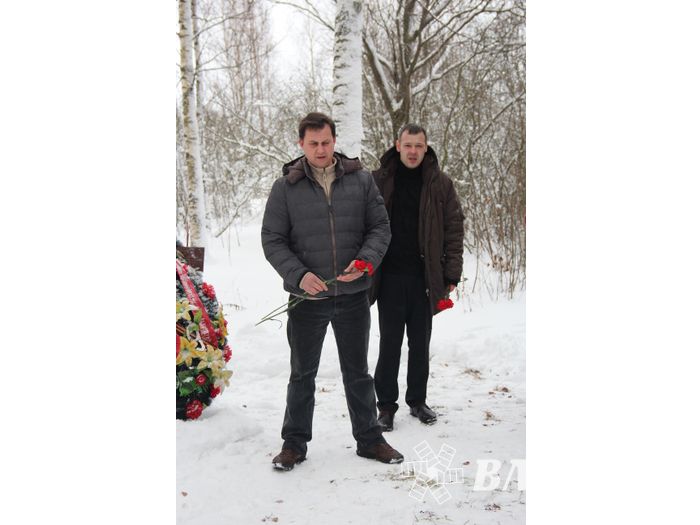 Никто не забыт: в Великих Луках благоустроили могилу неизвестного солдата (ФОТО)