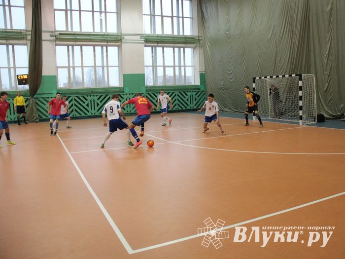 В Великих Луках продолжается Первенство города по мини-футболу (фото)