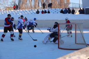 Великолукский хоккей: много забитых шайб, немного потасовок и разбитых лиц (фото)