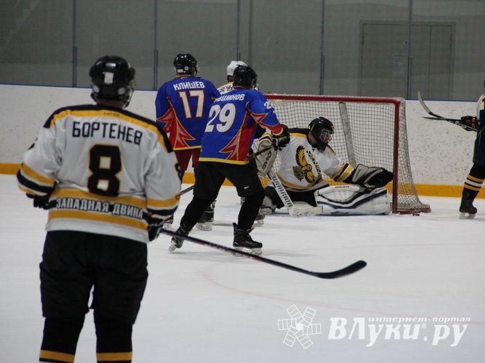 Великолукские хоккеисты одержали победу на домашнем льду (ФОТО)