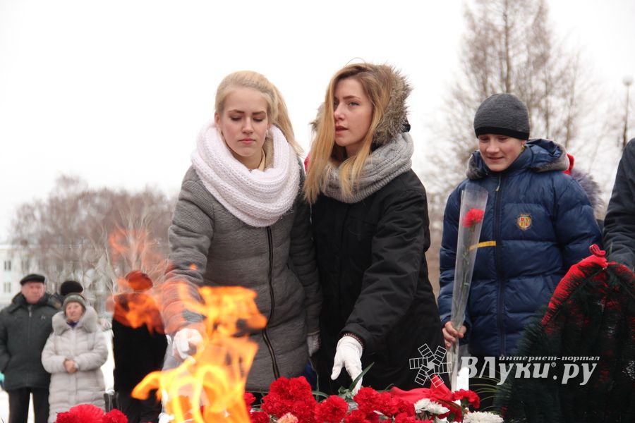 У Вечного огня в Великих Луках прошёл торжественный митинг (фото)