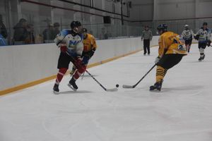 Две великолукские команды хоккеистов одержали победы в домашних матчах (ФОТО)