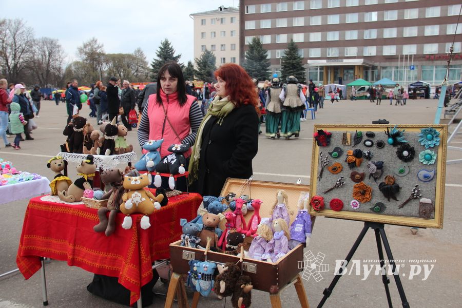В Великих Луках прошла универсальная ярмарка «Весна-2019» (ФОТО)