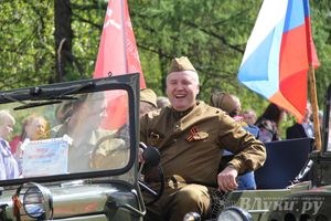 Парад Победы в Великих Луках (фото)