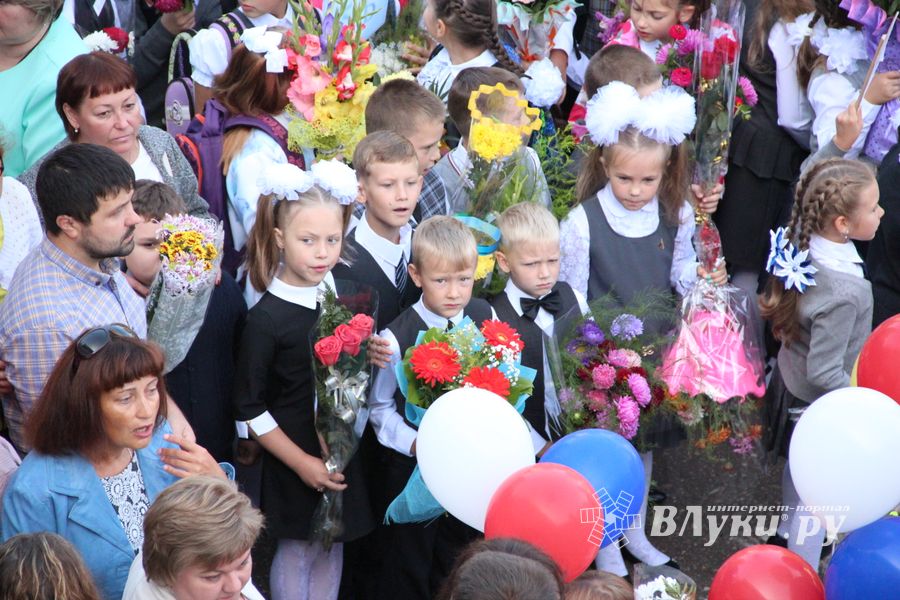 Самую многочисленную школу Великих Лук пополнили 116 первоклассников (ФОТО)