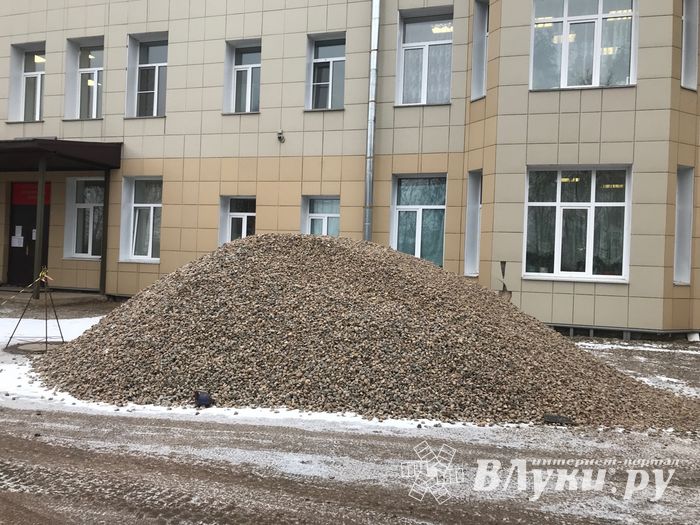 В Великих Луках приводят в порядок территорию Хирургического корпуса больницы (ФОТО)