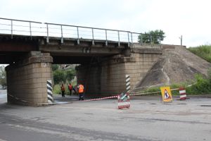 В Великих Луках движение по одной из полос под ж/д путепроводом Лазавица закрыто (ФОТО)