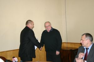 Удостоверение вручается Б.Каракаеву
