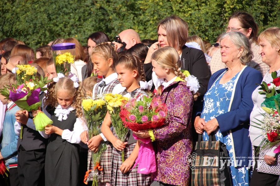 Самую многочисленную школу Великих Лук пополнили 116 первоклассников (ФОТО)