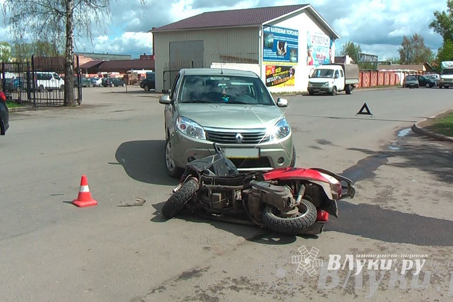 В Великих Луках произошло ДТП с участием автомобиля Рено и скутериста (ФОТО)
