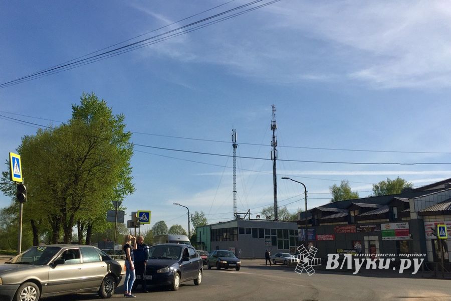 В Великих Луках на проспекте Гагарина произошло ДТП (ФОТО)