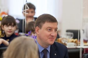 Андрей Турчак поблагодарил приемных родителей за «ежедневное, ежечасное и ежеминутное служение» детям (фото)