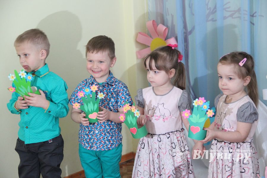Малыши сада №1 поздравили мам и бабушек с 8 марта