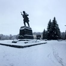 Вид на памятник Александру Матросову и аллею Героев