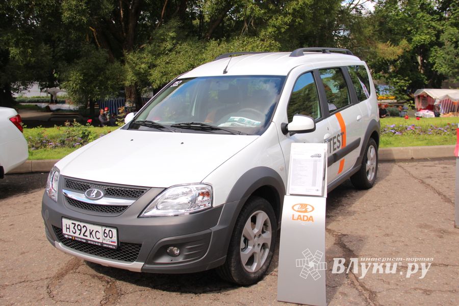 В Великих Луках прошла «Автовыставка 2017» (ФОТО)