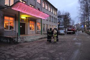 Великолукская школа №5 эвакуирована из-за возможности теракта (фото)