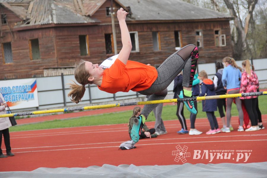 В Великих Луках проходят соревнования «Шиповка юных» (ФОТО)