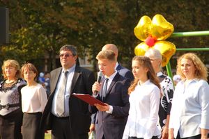 1 сентября в школах Великих Лук прошли Торжественные линейки (ФОТО)