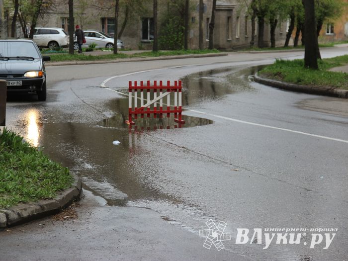 На улице Ставского временно затруднено движение (ФОТО)