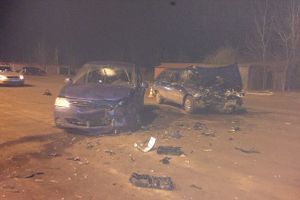 В Великих Луках столкнулись ИЖ и Рено (фото)