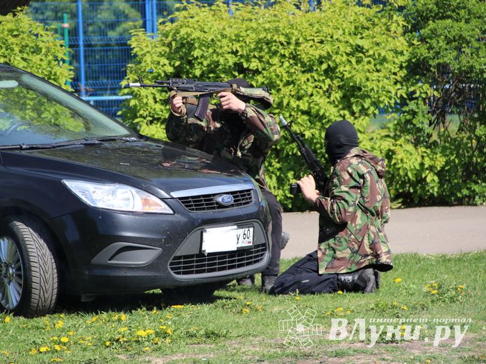 Спецназ «разгромил» на Дятлинке «банду»