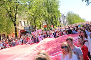 По центральному проспекту Великих Лук прошёл  «Бессмертный полк» (0+) (ФОТО)
