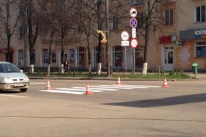 В Великих Луках обновляют дорожную разметку (ФОТО)