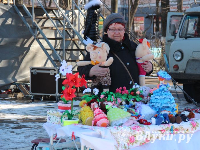 В Великих Луках широко отметили Масленицу (ФОТО)