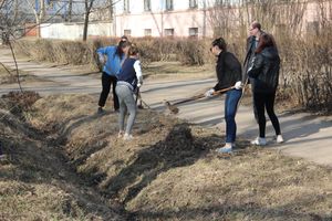 Студенты великолукского филиала ПГУПС вышли на субботник (ФОТО)