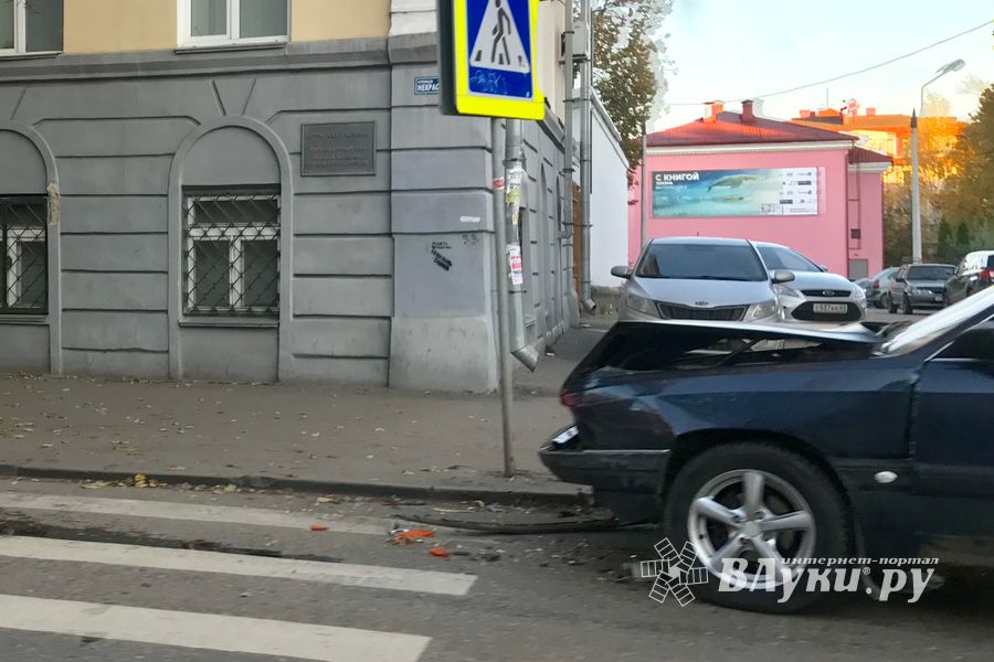На ул. Некрасова в Великих Луках произошло ДТП (ФОТО)