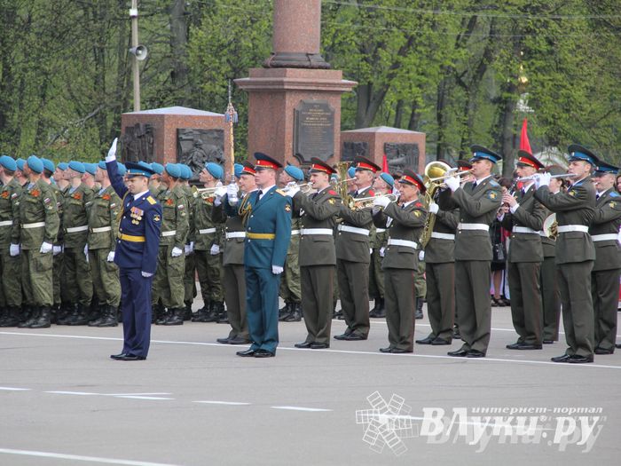 Парад Победы в Великих Луках (фото)
