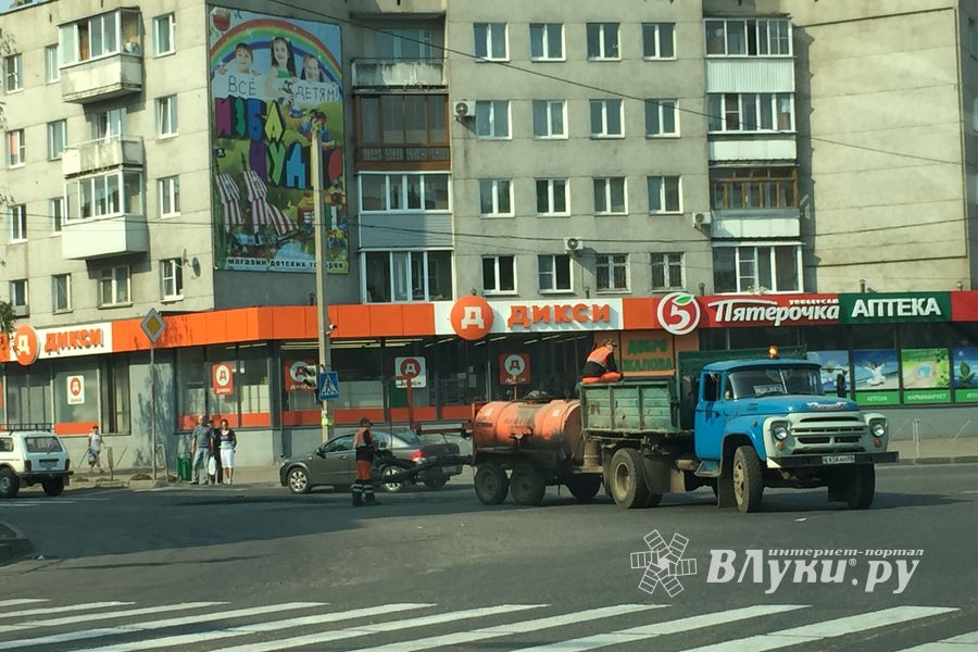 Фотофакт: В Великих Луках ремонтируют дорогу