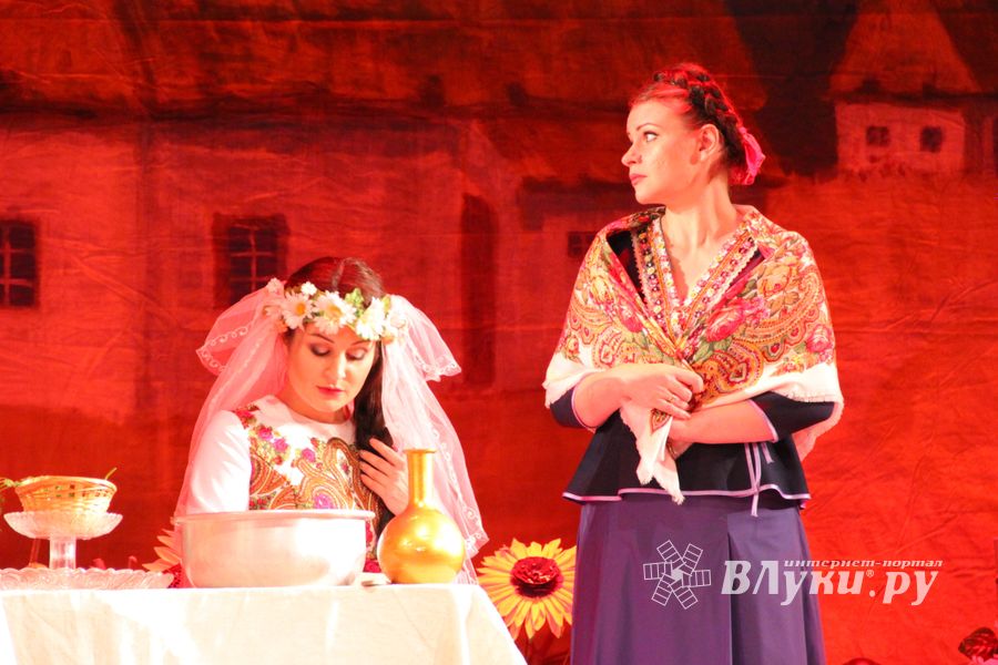 Кони стоят пьяные, хлопцы запряженные — в ГДК Ленина сыграли «Свадьбу в Малиновке» (ФОТО)