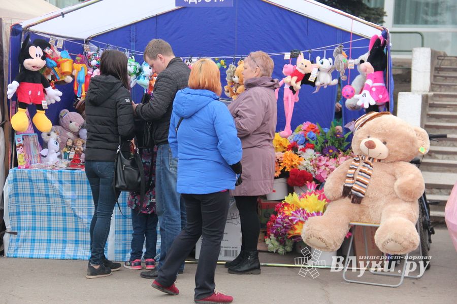 В Великих Луках прошла универсальная ярмарка «Весна-2019» (ФОТО)
