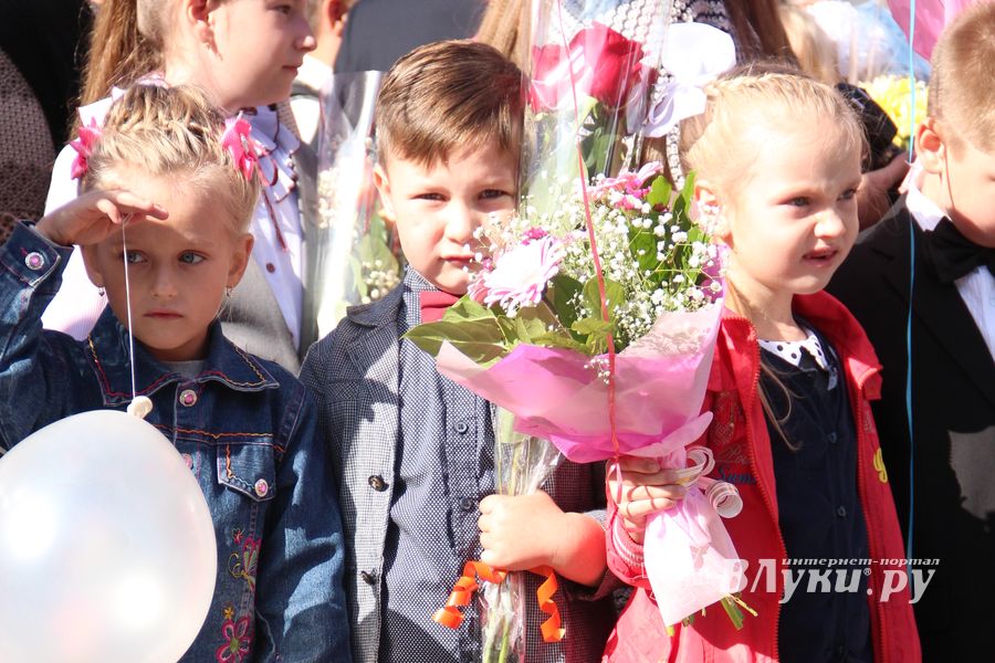 Самую многочисленную школу Великих Лук пополнили 116 первоклассников (ФОТО)