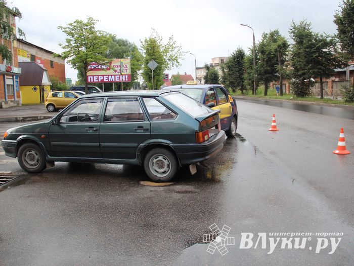 В Великих Луках, на проспекте Октябрьском, произошло ДТП (ФОТО)